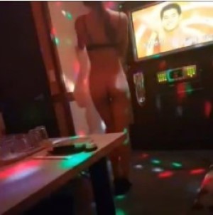 Chơi em gái gọi trong quán karaoke